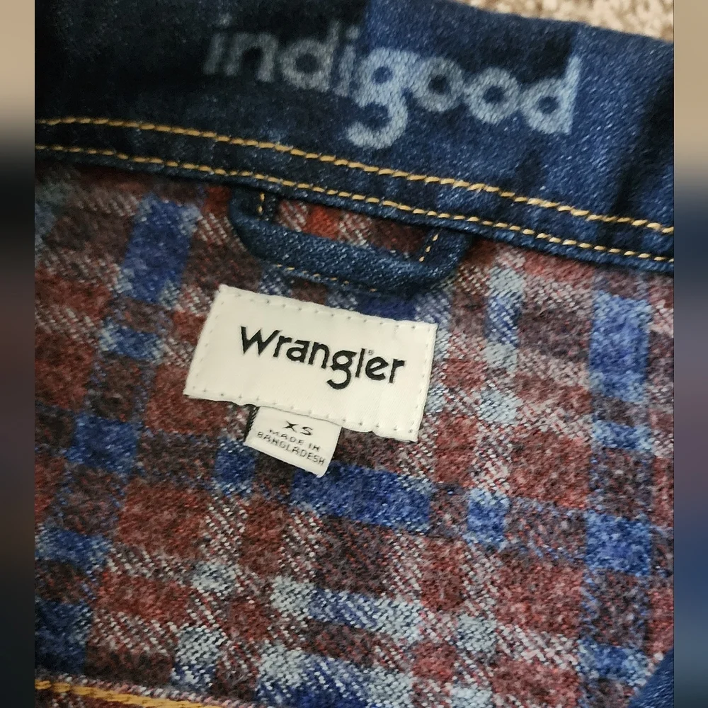 WRANGLER WOMEN'S FLANNEL LINED MEDIUM WASH PLEATED DENIM JACKET - Picture 7 of 7